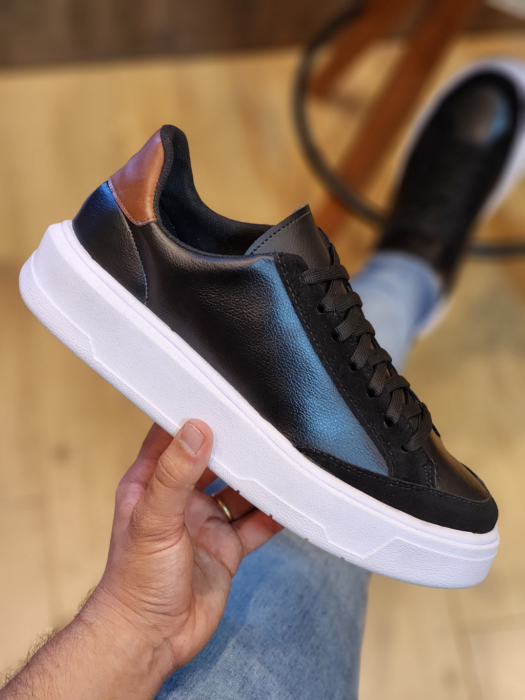 Tênis sola alta minimalista